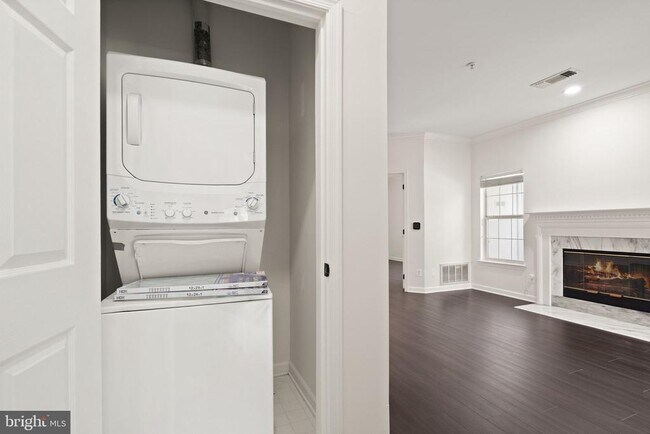 Building Photo - 1704 Lake Shore Crest Dr