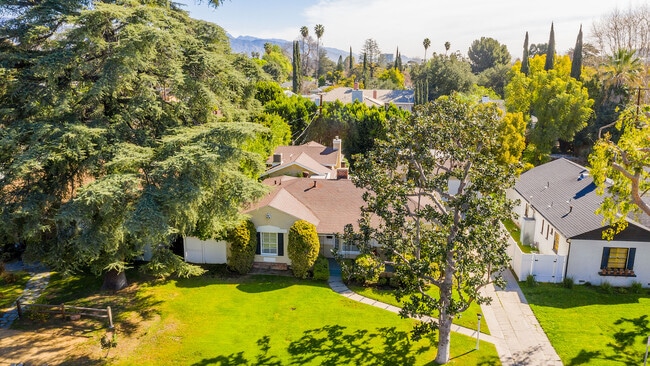 Front - 5440 Ben Ave