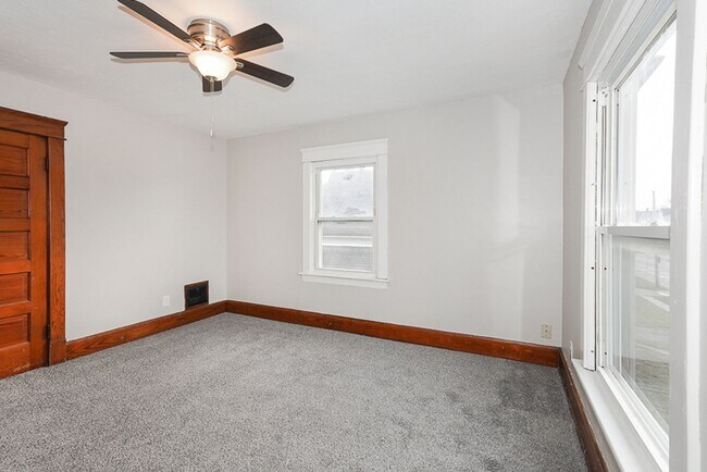 Building Photo - 1025 W 23rd St