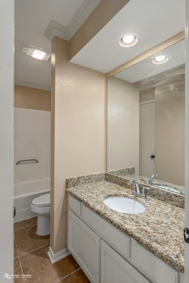 Building Photo - 10142 Carlsbad Dr