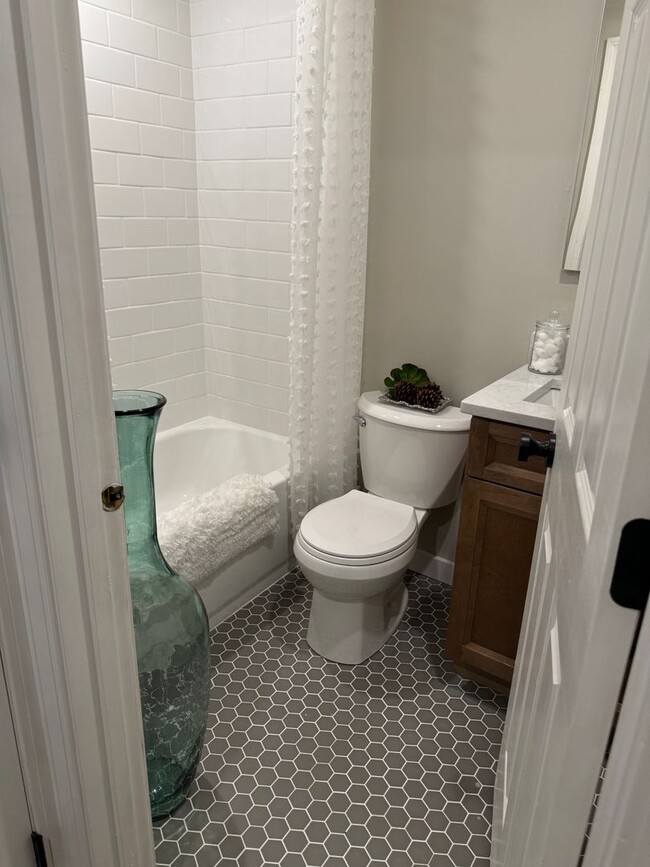 Building Photo - Beautiful One Bedroom Condo - HEAT INCLUDED!!