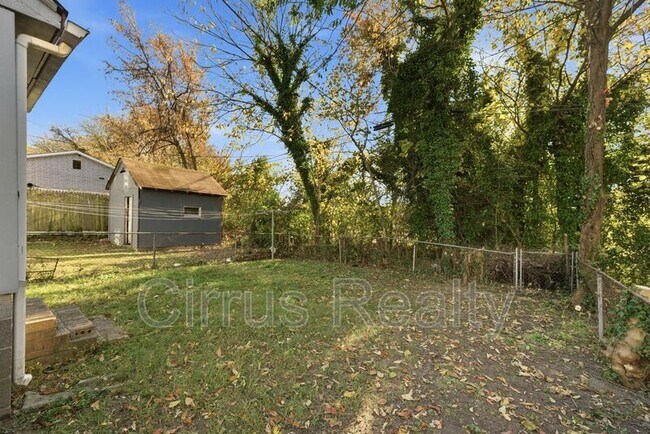 Building Photo - 327 Sycamore Ave