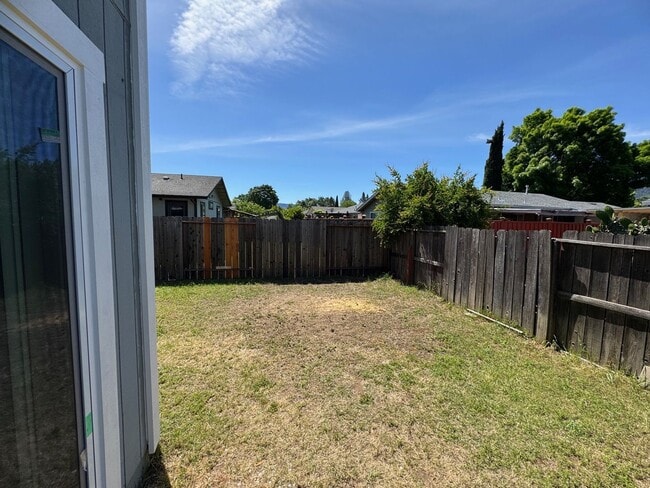 Building Photo - Charming 3 bedroom 1.5 bathroom Two story Town House with an attached garage.