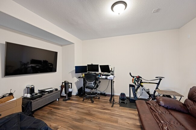 Building Photo - 4627 Miramar Dr