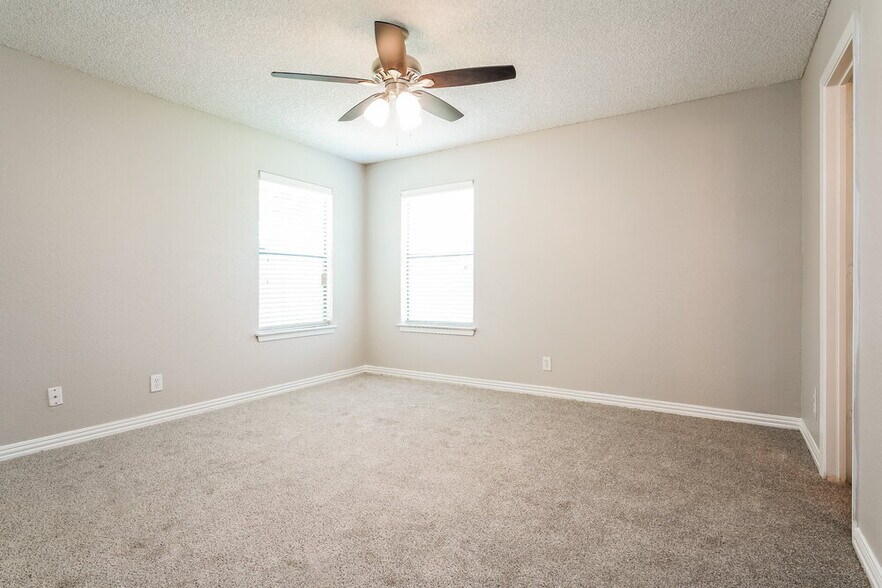 Building Photo - 505 Plainview Dr