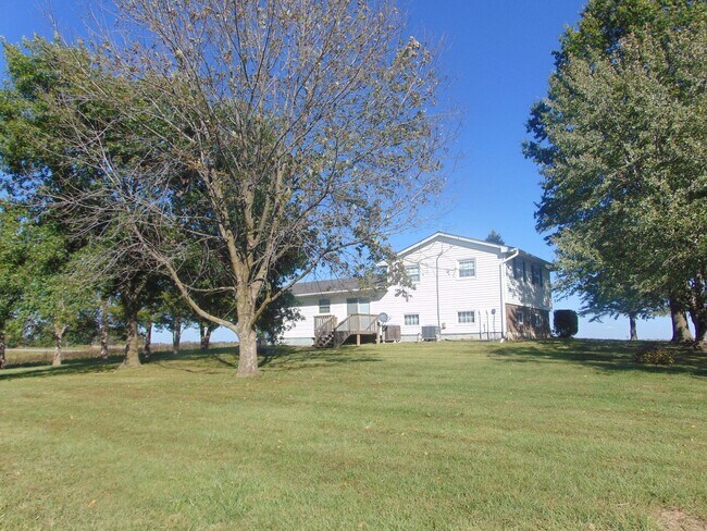 Building Photo - Fayette Family Farm House!
