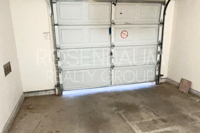 Building Photo - Charming 2-bedrooms, 2-baths duplex home p...