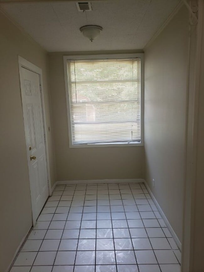 Building Photo - Three Bedroom Ranch in Park Circle