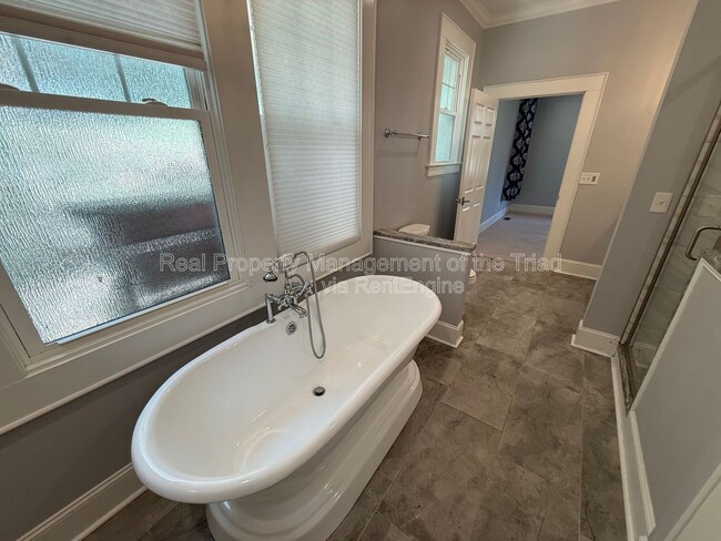 Building Photo - 340 W End Blvd