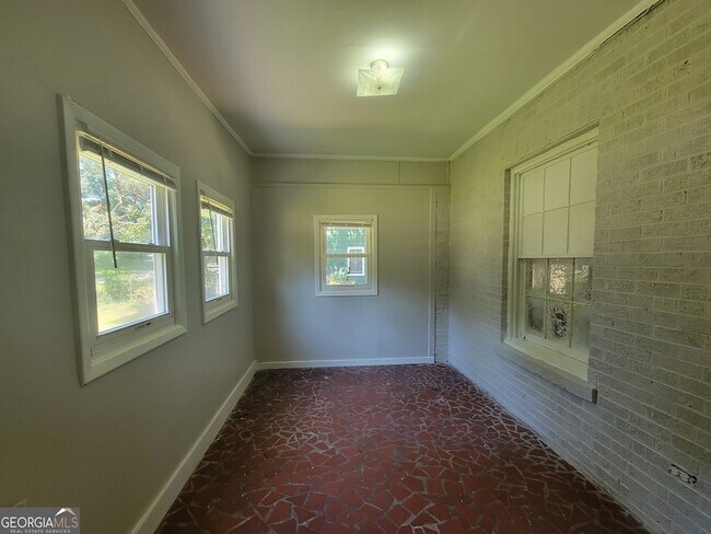 Building Photo - 644 Kennolia Dr SW