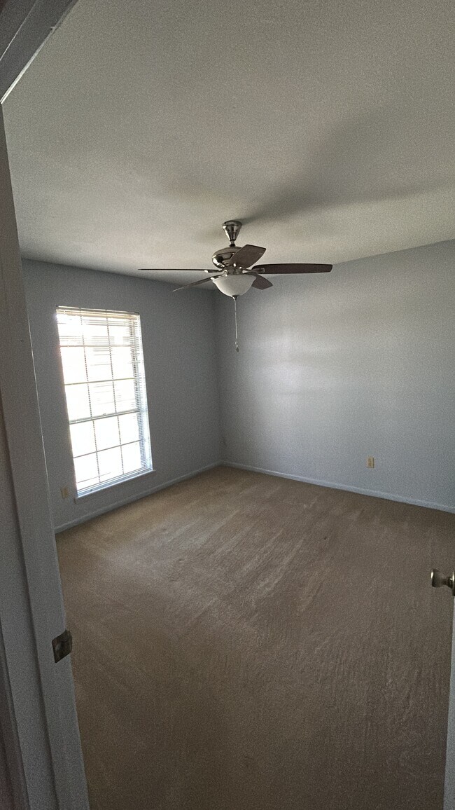 Building Photo - 1412 Woodbridge Dr
