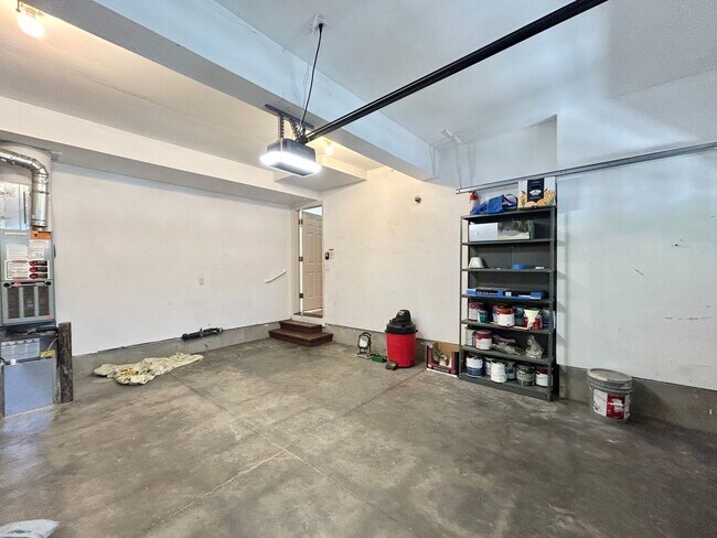 Building Photo - Spacious 4 Bed, 2.5 Bath House