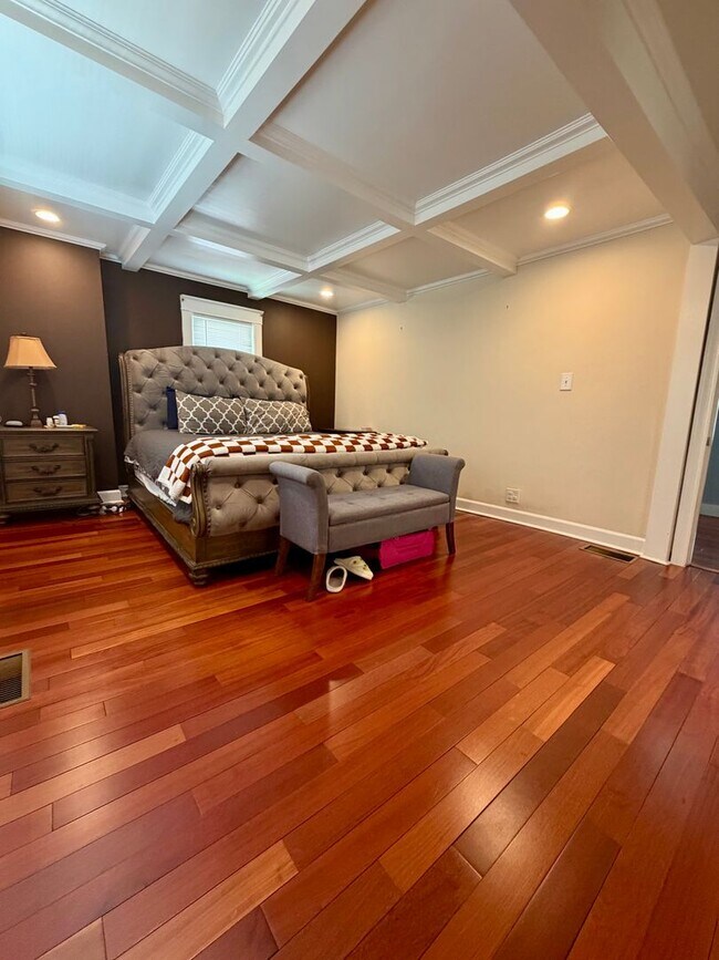 Building Photo - Stunning 4-Bed/2-Bath Home in the heart of Lansdowne! Available First Week of September!
