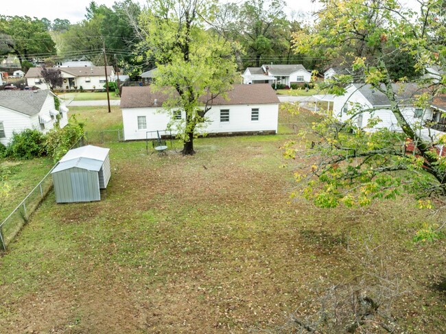 Building Photo - Freshly Updated 3 Bedroom House