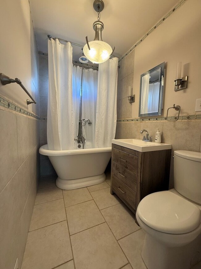 Building Photo - Now renting 4 bedroom House