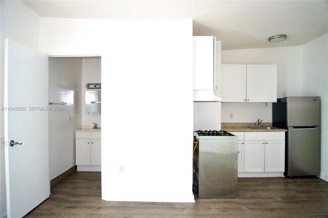 Building Photo - 501 SW 6th Ct