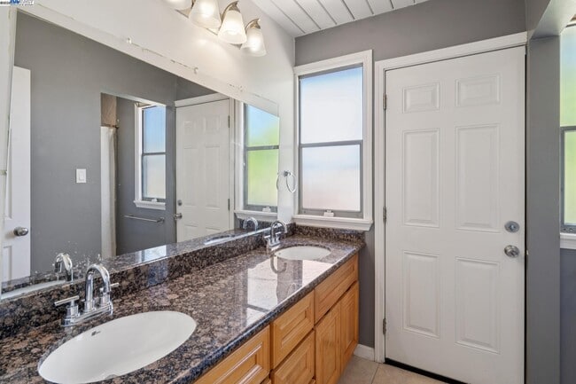 Building Photo - 3767 Gainsborough Dr