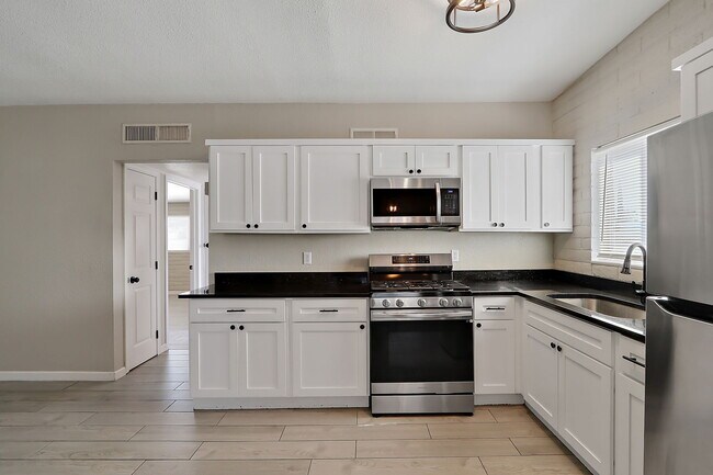 Building Photo - 3013 Beachcomber Dr