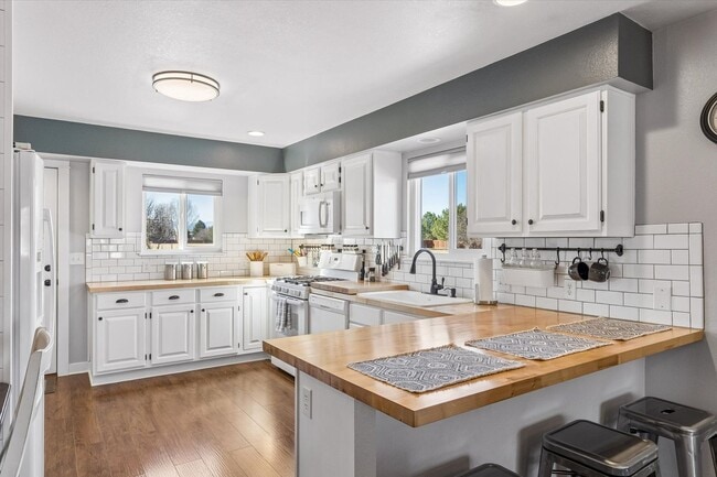 Building Photo - Low-Maintenance Upgraded 3-Bedroom Home Near Downtown Loveland
