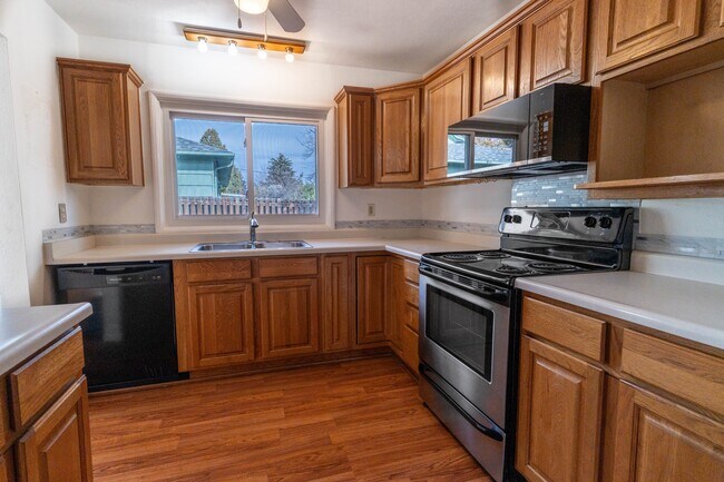 Building Photo - 2610 E Pikes Peak Ave