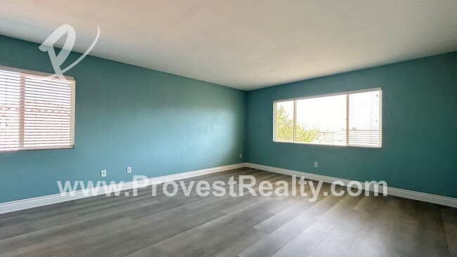 Building Photo - 5 Bedroom, 3.5 Bathroom Victorville Home w...