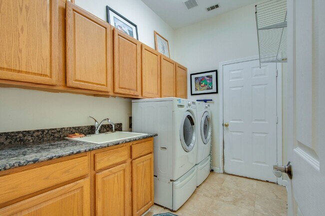 Building Photo - "Charming 3 Bed, 2.5 Bath Rental in Blufft...