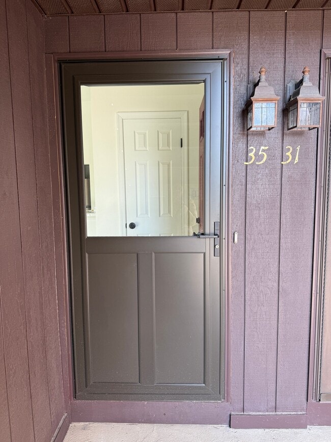 Building Photo - 35 Gena Ct