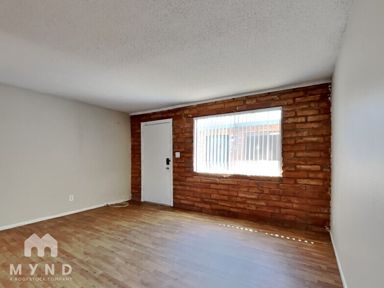 Building Photo - 910 S Dorsey Ln