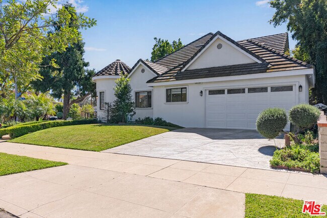 Building Photo - 367 S Oak Ave