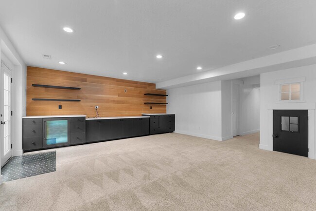 Building Photo - 196 E Water Ln