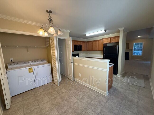 Building Photo - 607 Westpark Ct