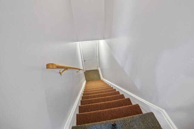 Building Photo - 1202 W Elm St