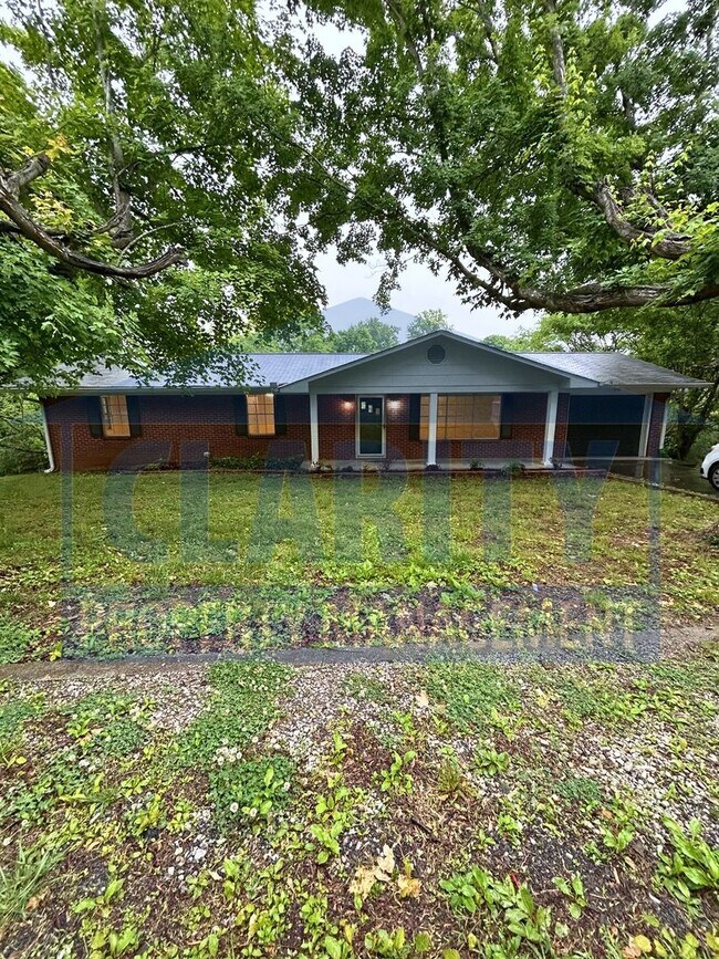 Building Photo - Three bedroom home w/ lots of storage!