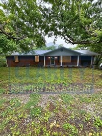 Building Photo - Three bedroom home w/ lots of storage!