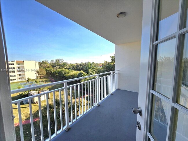 Building Photo - 6960 Miami Gardens Dr