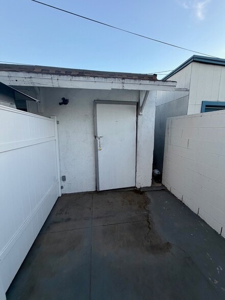 Building Photo - 1144 E Wilson Ave