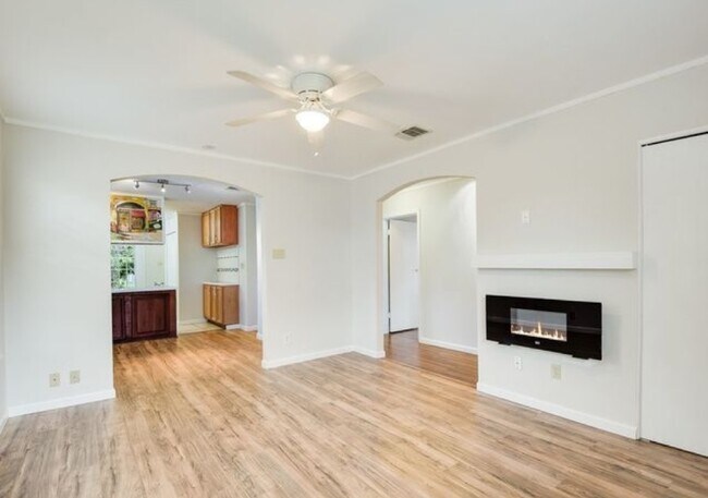 Building Photo - 707 Sprucewood Ln