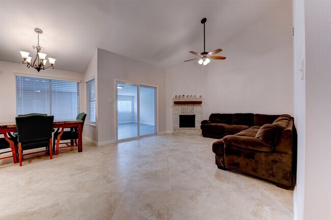 Building Photo - 10703 Highland Woods Dr