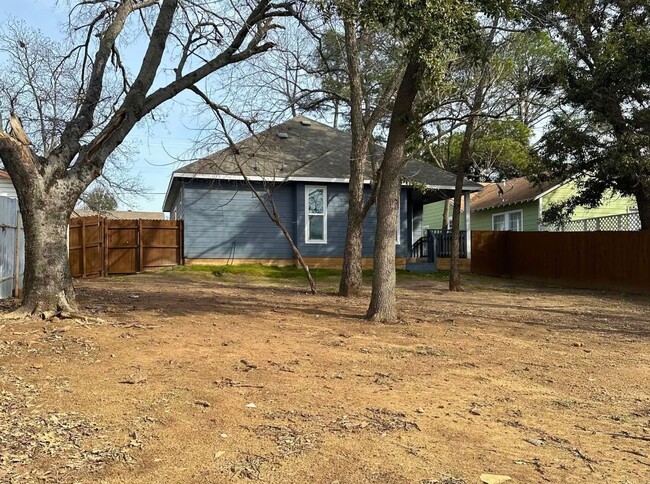 Building Photo - Charming 3 Bed 2 Bath Home - Fenced Backyard!