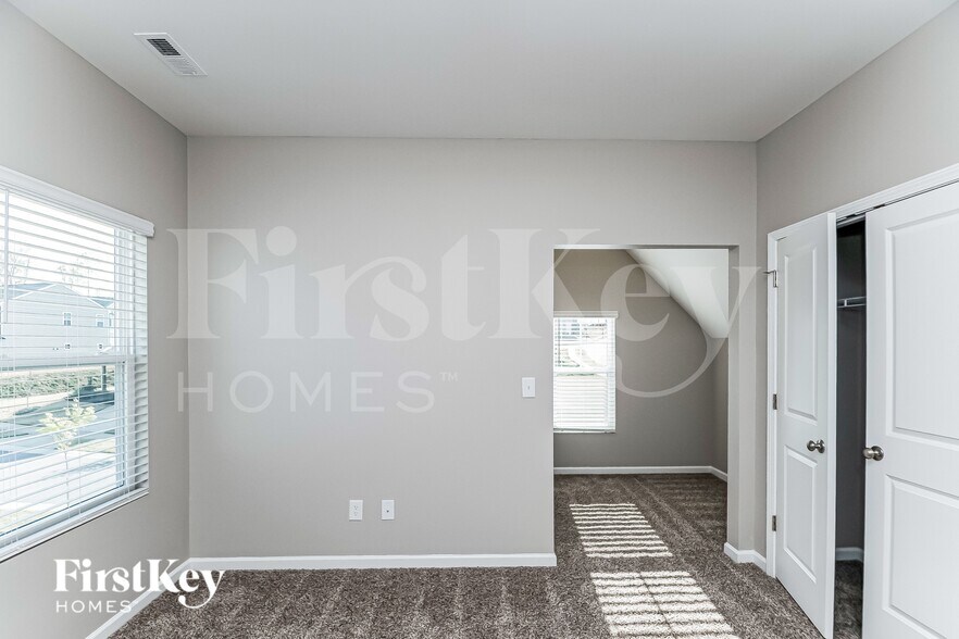 Building Photo - 501 Rain Drizzle Ct