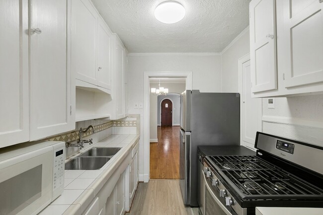 Building Photo - 5924 La Vista Dr