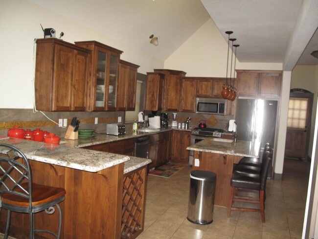 Building Photo - Live in Town