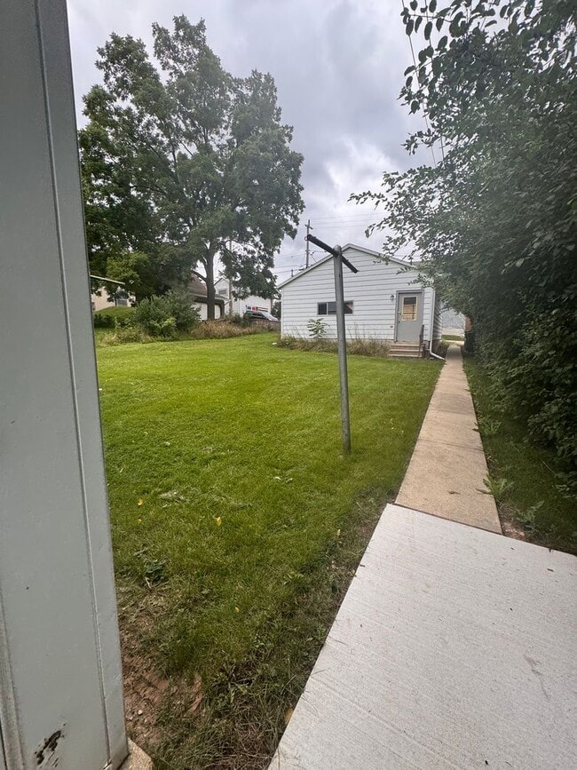 Building Photo - Menomonee Falls 3 bedroom upper