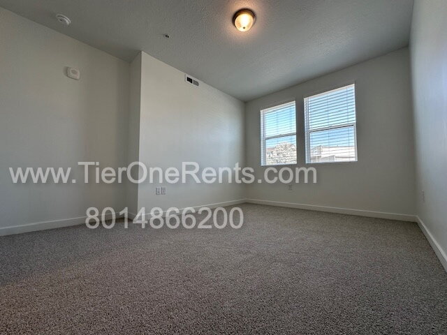 Building Photo - Move-in special:  First month's rent free!