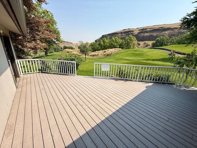 Building Photo - Beautiful Golf Course Home | 2 Bed • 2 Bath • Bonus Room