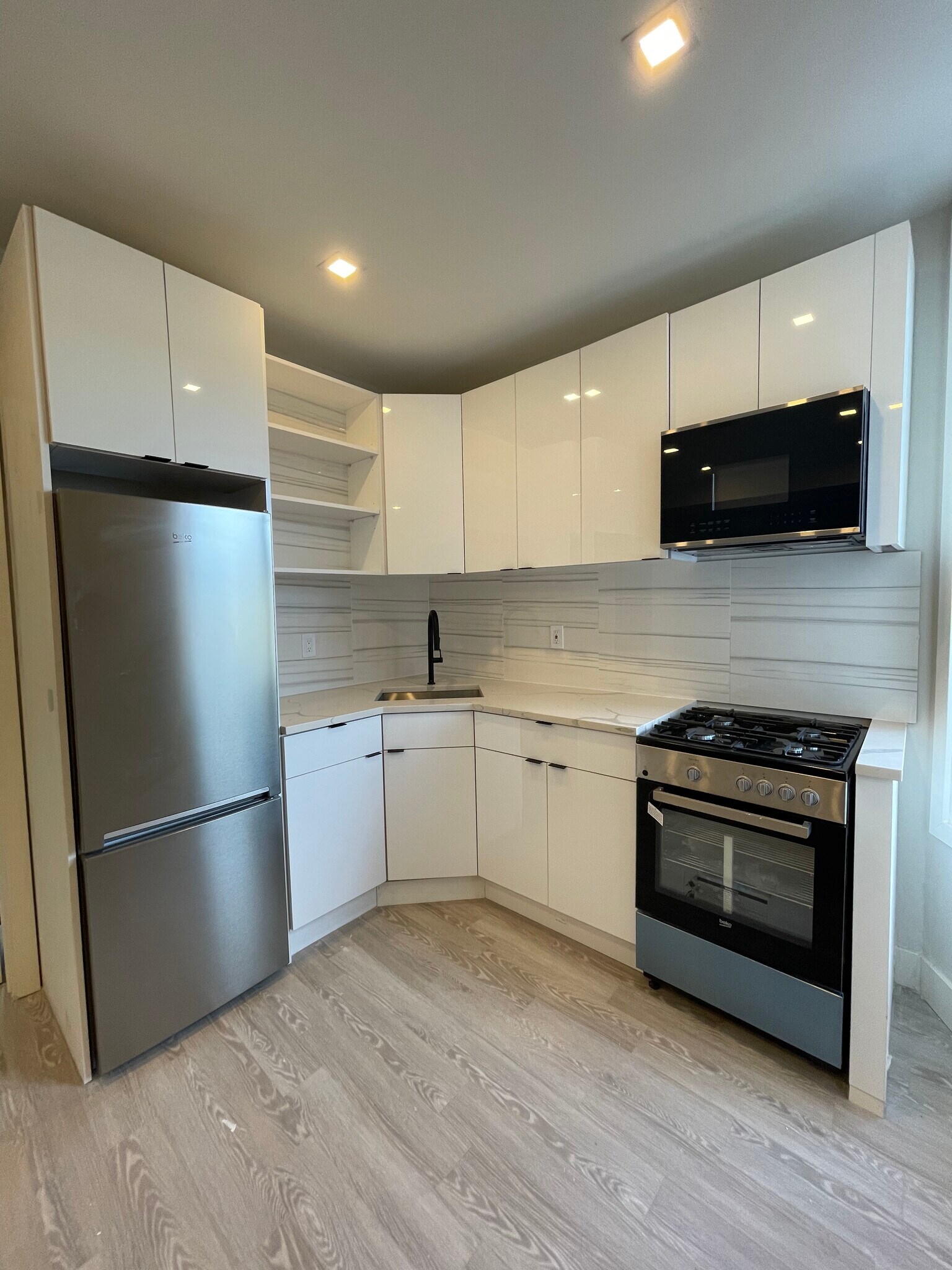 88 Wallis 2B - 80 Wallis Ave