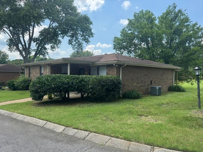 Building Photo - 369 Deer Lake Dr