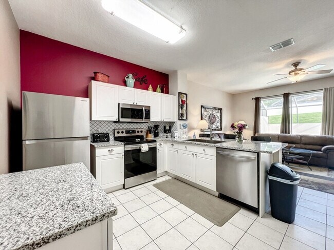 Building Photo - 2421 Silver Palm Dr