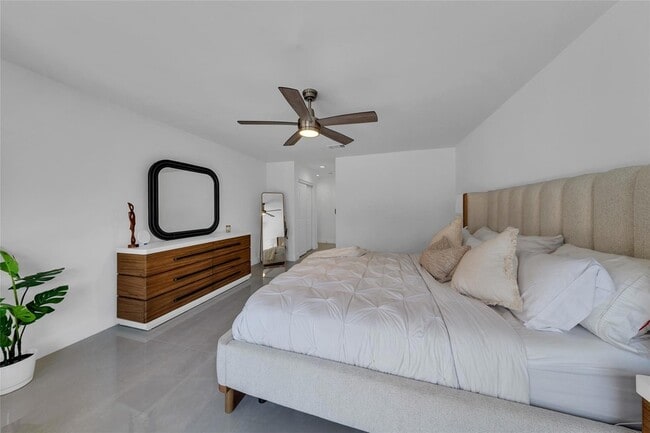 Building Photo - 9585 Carousel Cir S
