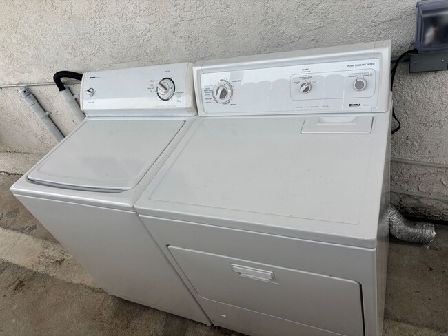 Building Photo - 8060 Kyle St